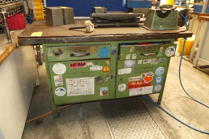 Werkbank, mit Inhalt Maße in cm ca. 150 x 80 x 85 / Hinweis: ohne Position 292, 293